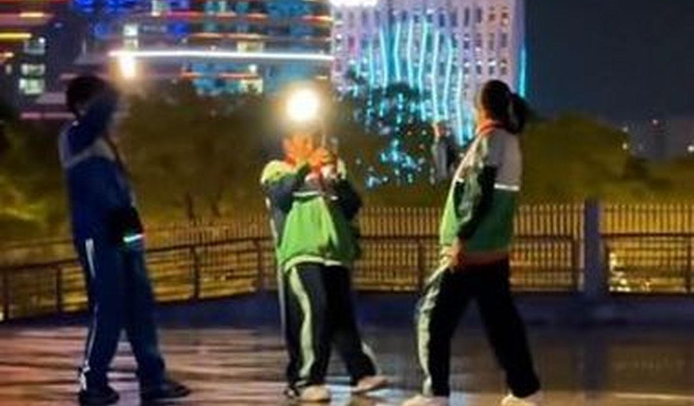 小孩哥拍摄舞蹈视频 摄像灯光运镜一气呵成 赛博朋克运镜