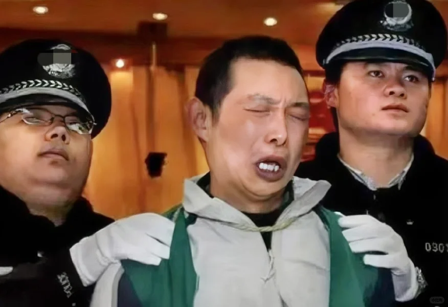 照片说法：听到对他的宣判，竟然当庭嚎啕大哭