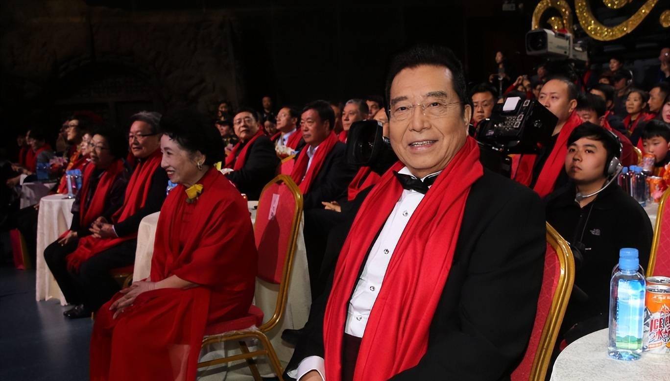 李双江大儿子李贺：从没享受过父爱，却要承担父亲和继母晚年生活