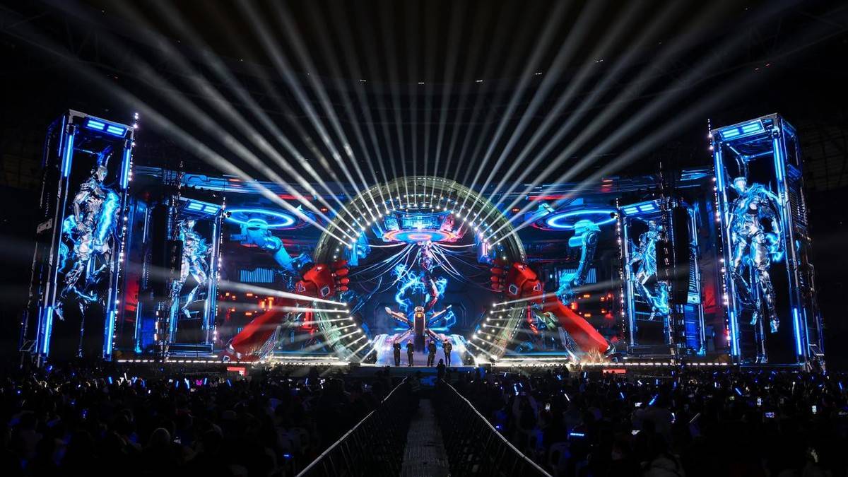 ,和主持人朱桢、司雯嘉、汪聪同台主持,活泼跳脱,兼具科技感和温度。演唱会的明星阵容和表演满足了全场的