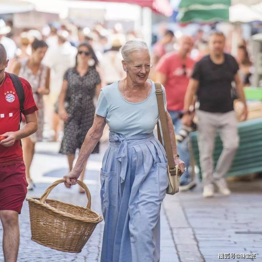 世界上最后一位女王退位!78岁为自己设计棺材超长待机52年成行走的珠宝箱开云网站 Kaiyun(图26)