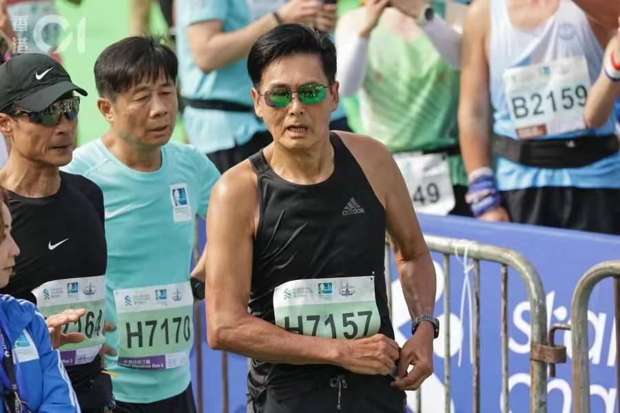 原创             68岁周润发参加香港半马赛，曾说过去的故事是电影，现在是马拉松