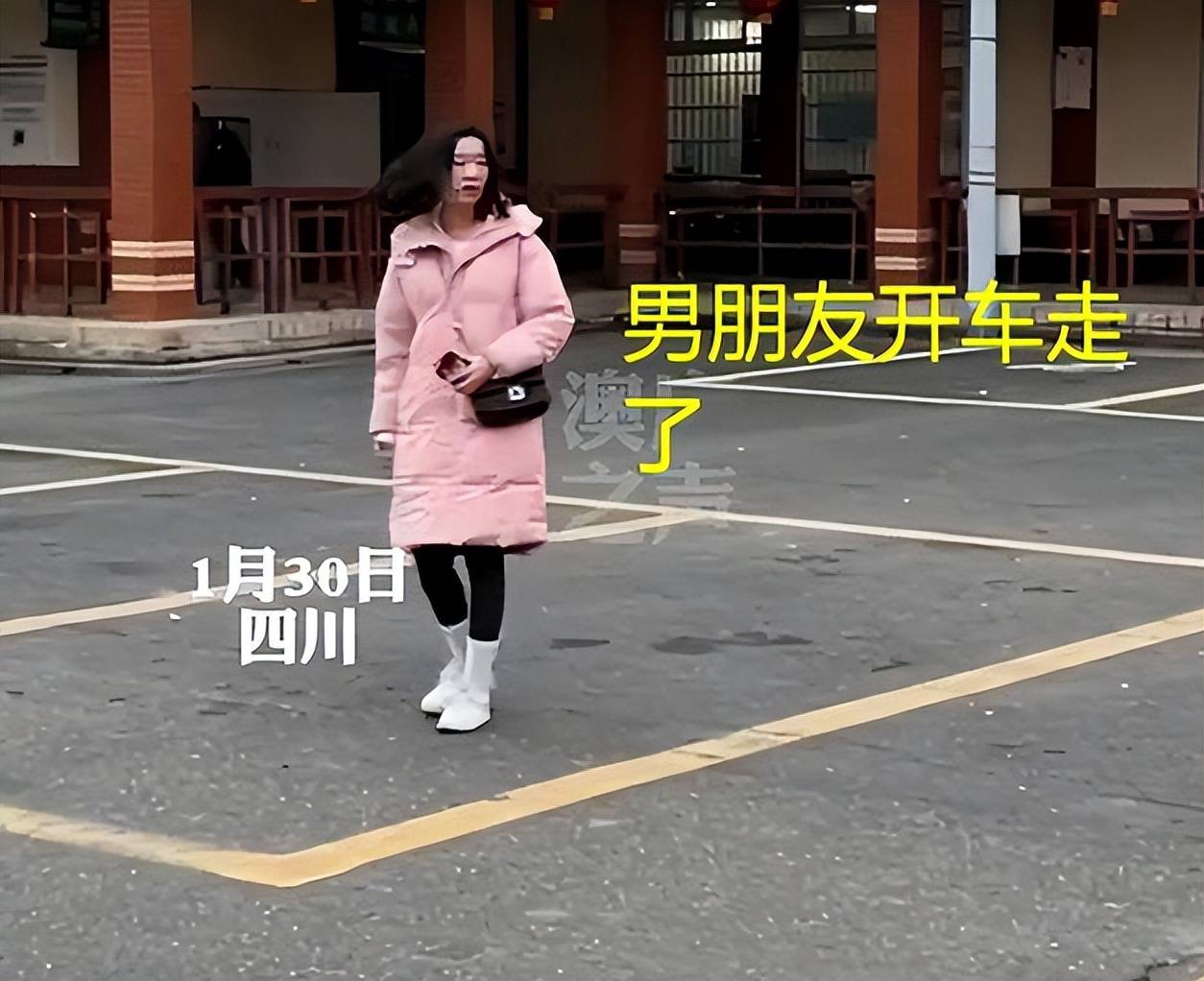 女子被扔服务区,上完WC出来男友开车跑了,女生:我们就吵了一架