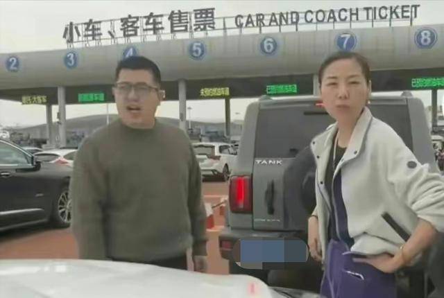 奔驰车强行加塞，据传奔驰女父亲是河北农大前校长-且金俊斌 王彩娥都有公司