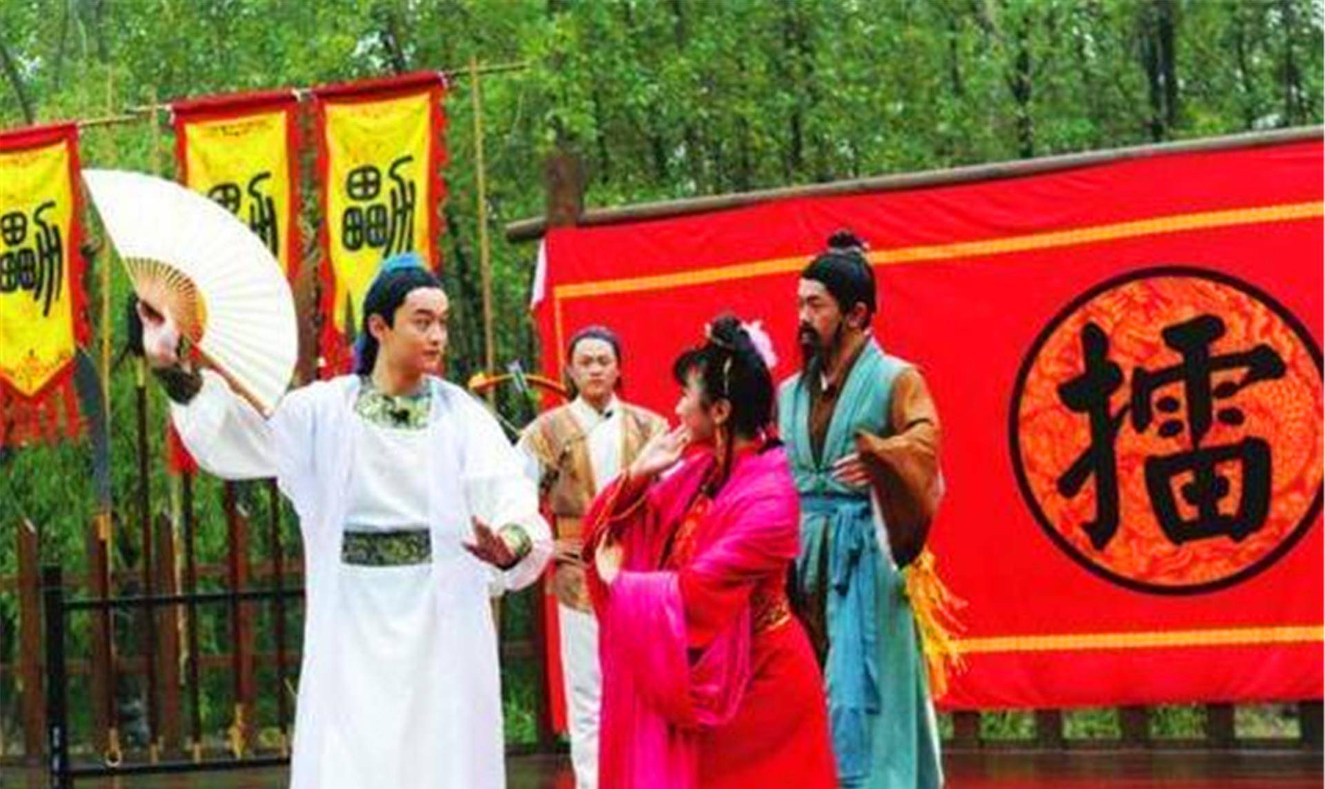 女子出上联：“洞中泉水流不尽”，才子对出下联，两人喜结连理