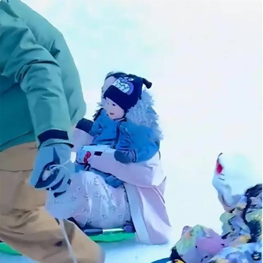 向佐和郭碧婷一同前往法国滑雪，难得地晒出了儿女的正面照片
