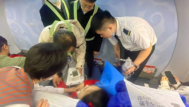 奥凯航空全力救治突发疾病旅客