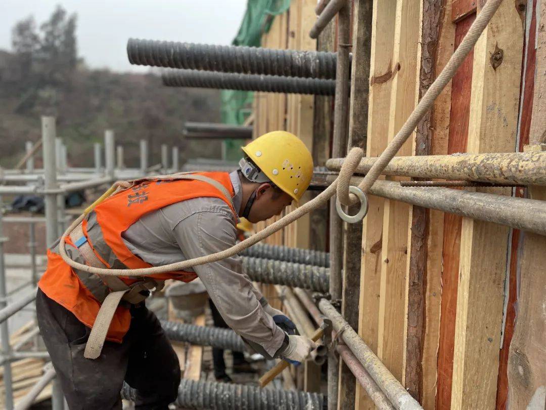 工人正在重庆东站市政配套骨架道路一期工程（开成路）进行桥梁结构模板