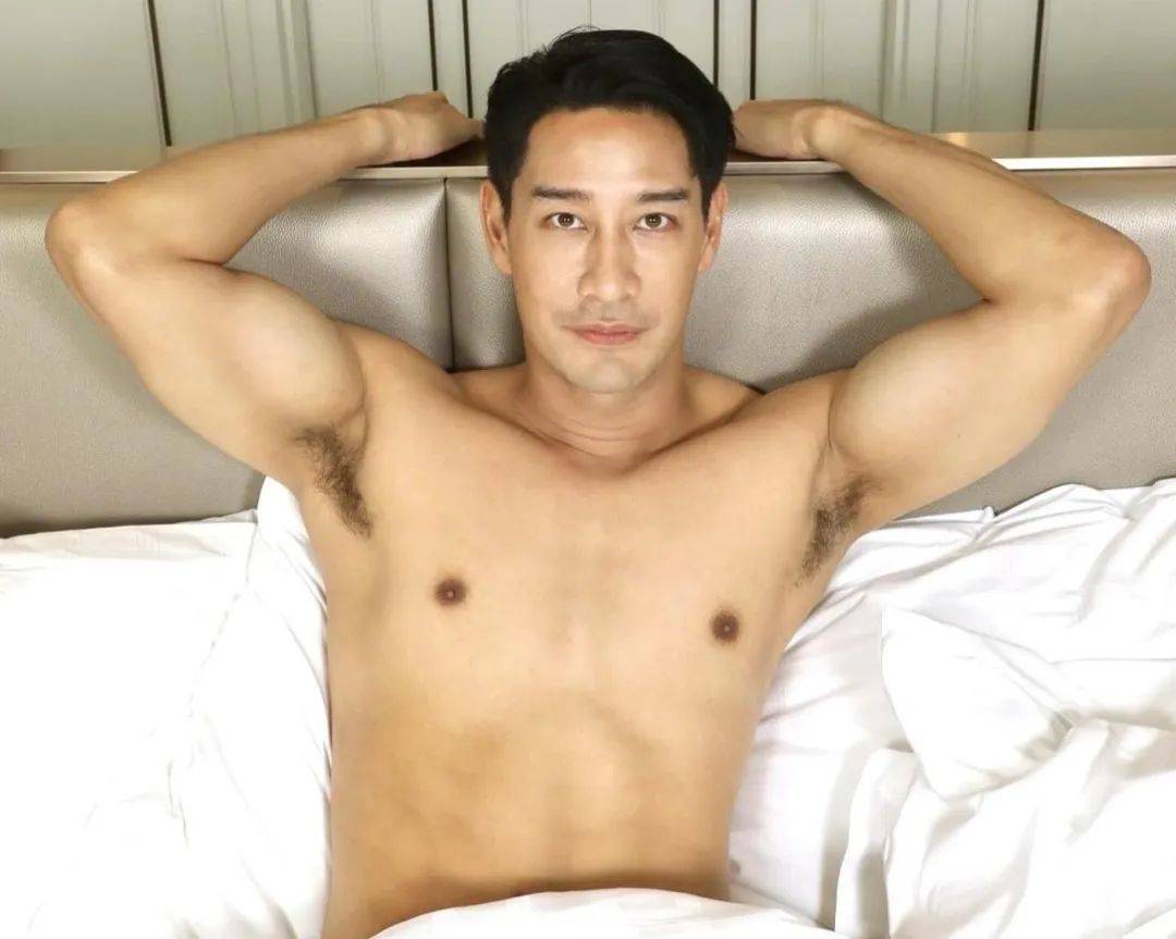 最近，pong在他的社交媒体上分享了一组他躺在床上的性感照片，立即引起了