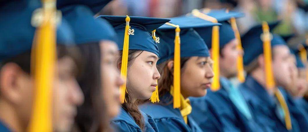 好学历，一般要求为具备由认可大学或高等教育院校颁授的大学本科学位。