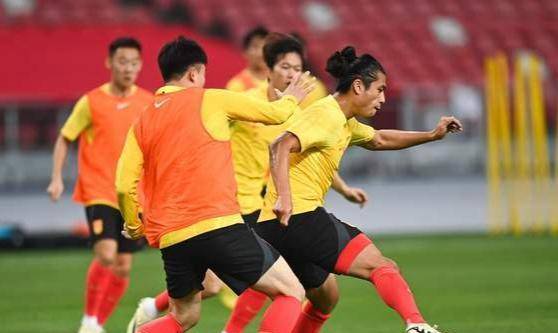 国足新加坡比赛首发阵容揭晓:王上源任单后腰,费南多首发出场-国足2-1新加坡