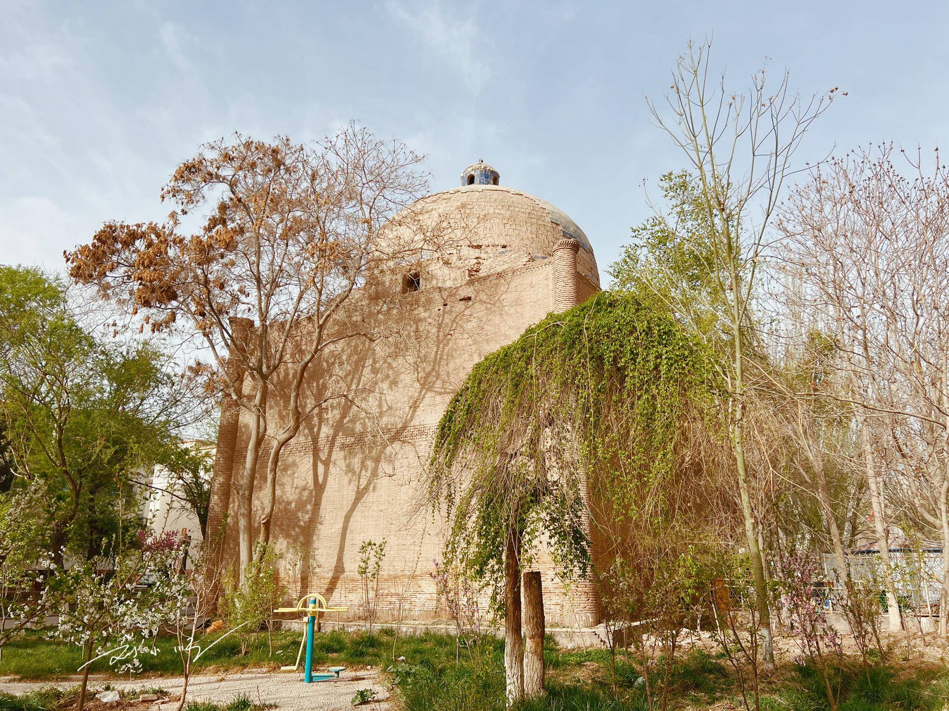新疆喀什的小区里竟然藏着陵墓？还是重点文物，游客几乎都不知道
