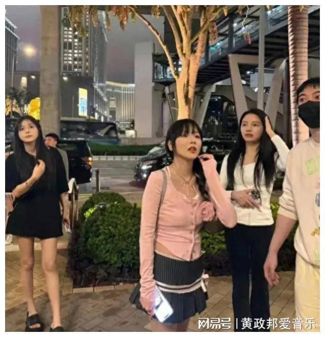 王思聪新女伴亮相,网友炸锅了:这也太土了吧?-王思聪新网红女友