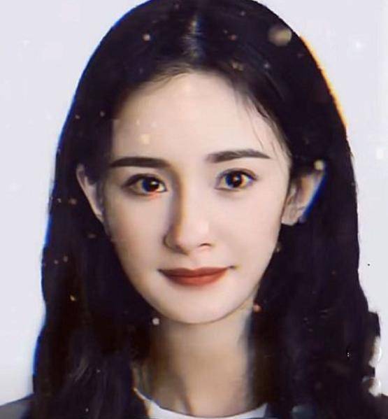 所以当她遇上比较时尚的国外证件照之后，有一点点显老，看来还是短头发更适合子枫妹妹。第3位杨幂。杨幂近