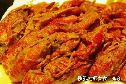 没吃过龙虾人生不算完整，尤其是烧烤摊上的“头牌”麻辣小龙虾！