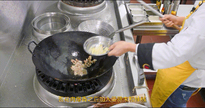 厨师长教你：“小炒肉”的家常做法，油香四溢，下饭一绝