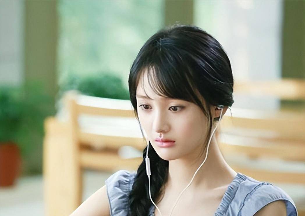 原创33岁郑爽最新近照曝光！医美失败脸全垮了，暴瘦似纸片人显憔悴