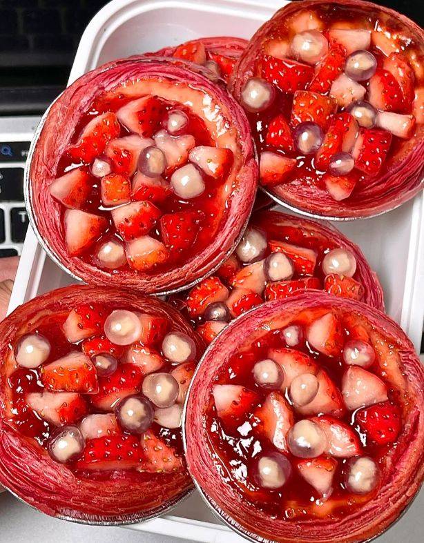 尝鲜不止步：草莓流心蛋挞，创新甜点的新选择