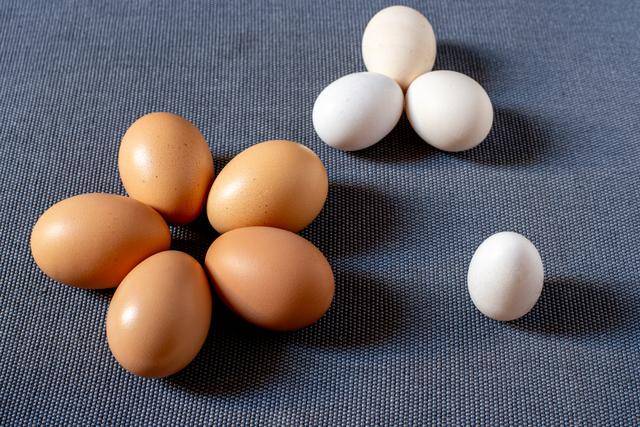 每天坚持吃鸡蛋的人，和不吃鸡蛋的人，这4个差距或许会比较明显