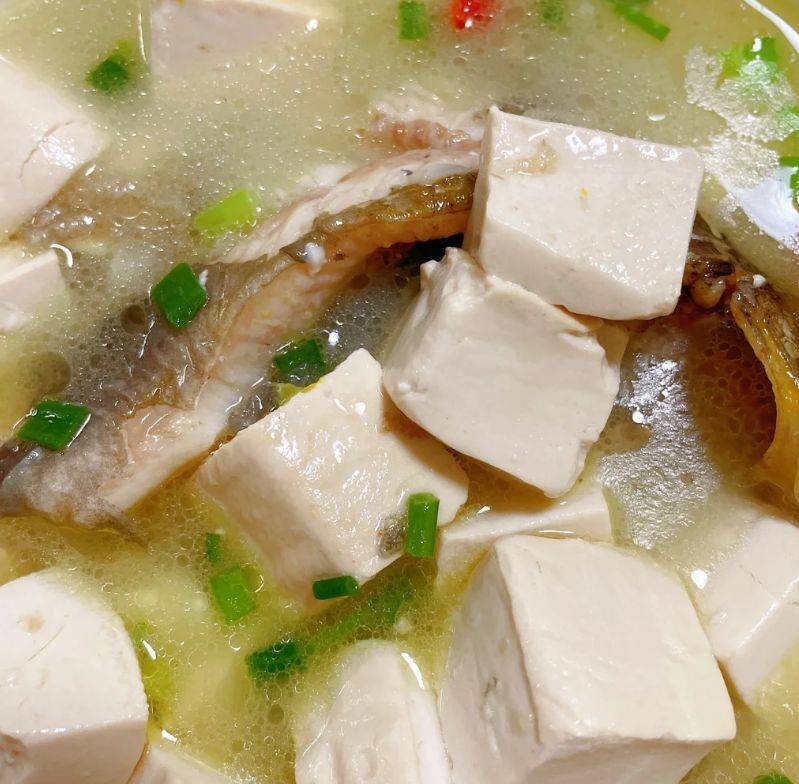 清炖黄骨鱼豆腐汤，汤白如乳，营养满分