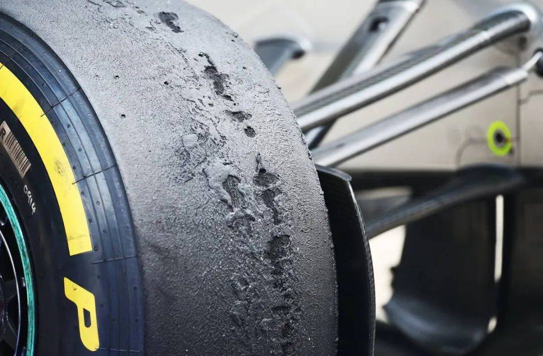 【赛车体育】原创
                F1赛车的轮胎有啥不一样？