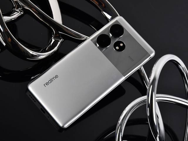 真我GT Neo6全面评测 拉满质价比只把旗舰当对手