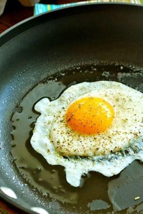 煎荷包蛋时掌握了这个小窍门，让你煎出香嫩美味的鸡蛋