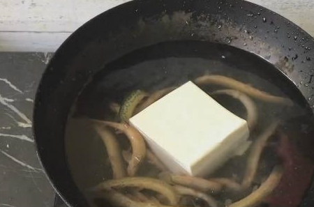 传说中的“泥鳅钻豆腐”，到底是不是名副其实？揭开锅盖后，愣了