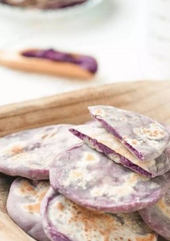 我家做紫薯饼，不和面，也不用糯米粉，香甜软糯，百吃不厌！