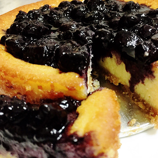 蓝莓重芝士蛋糕，放入冰箱冷藏4小时以上再吃，口感简直太棒了