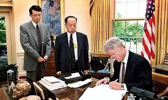 是谁下令轰炸中国大使馆？克林顿在自传中认错，后“元凶”遭暗杀