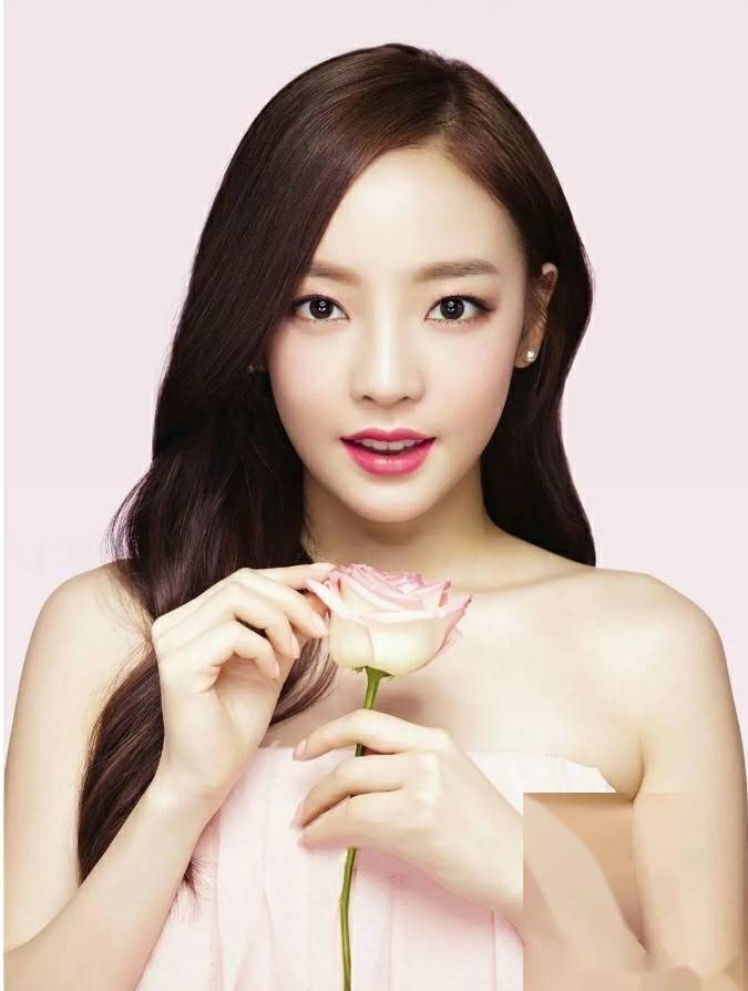 才华横溢的美女!具荷拉,美貌与智慧并存的迷人女性!