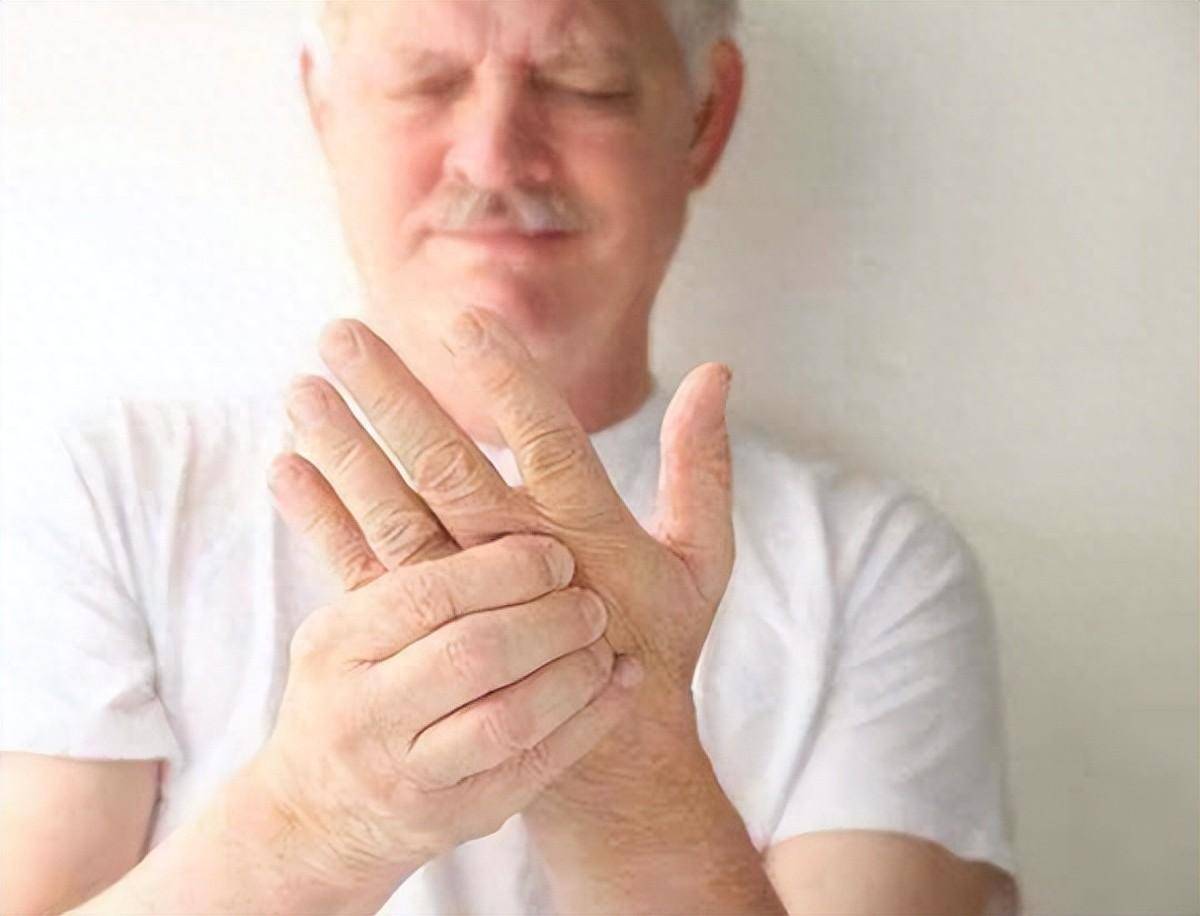 经常手麻是怎么回事？医生：8种情况，不妨对照自查一下