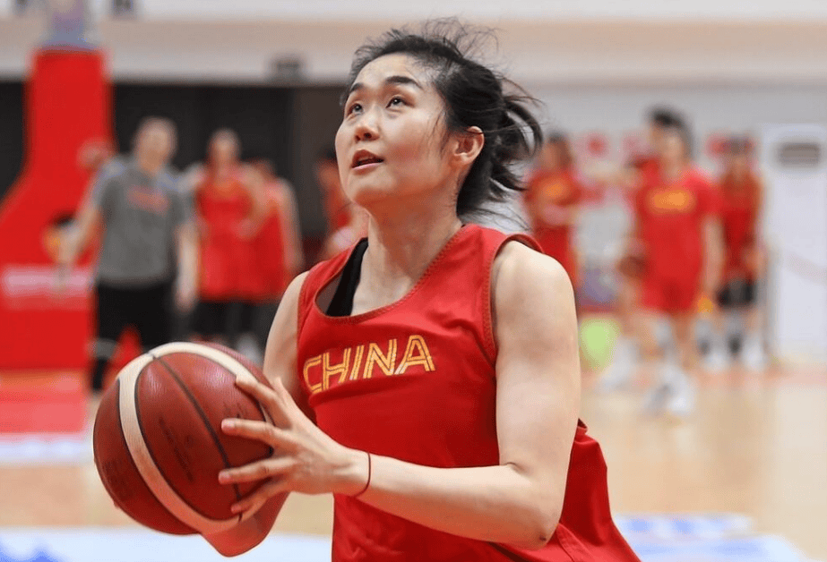 强硬狠辣！中国女篮打造28岁金牌蓝领：郑薇爱将受伤不下火线