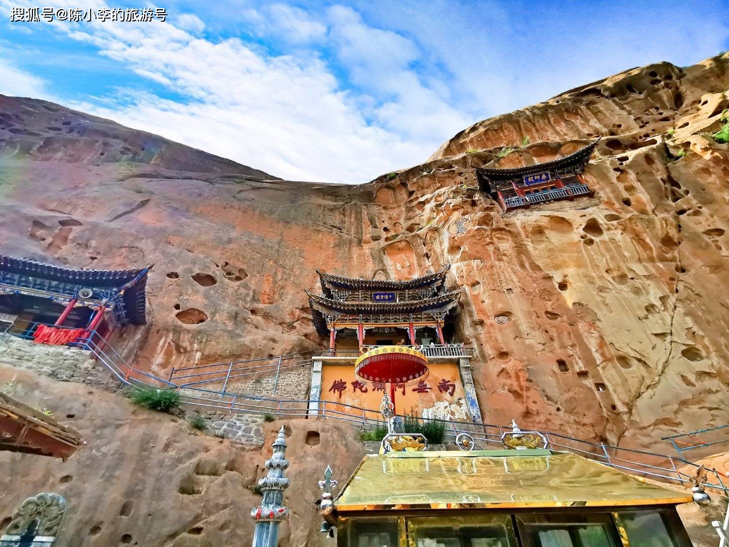 甘肃马蹄寺，修建在悬崖峭壁上的千年古刹，绝对的世界级风景！