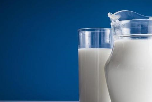 每天一杯纯牛奶，生活健康又美好