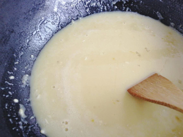 用牛奶和鸡蛋做的奶黄包，家人都抢着吃，做法简单，上锅一蒸就行
