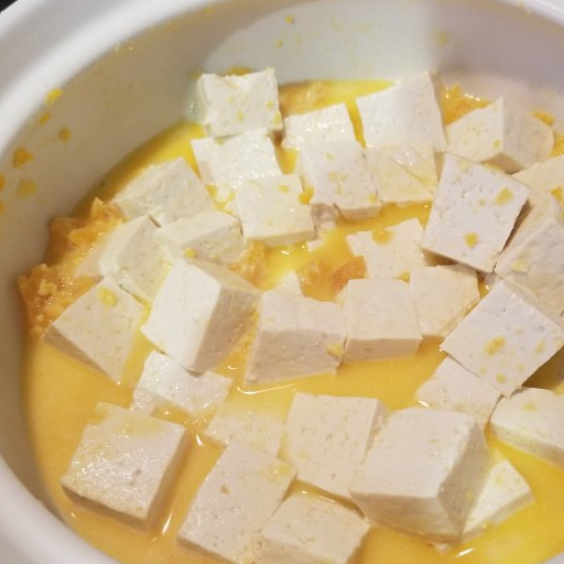 咸蛋黄虾仁豆腐，咸蛋黄一定要放，又滑又嫩特别好吃