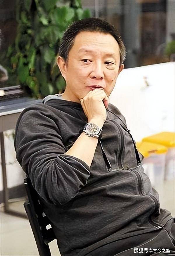 原创毁了半个娱圈美人的“风流导演”，如今67岁跌落神坛？老母成牵挂