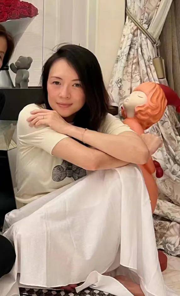 原创离婚后章子怡更真实公开晒素颜，斑点皱纹都看得见，历经沧桑还这么自信有气质