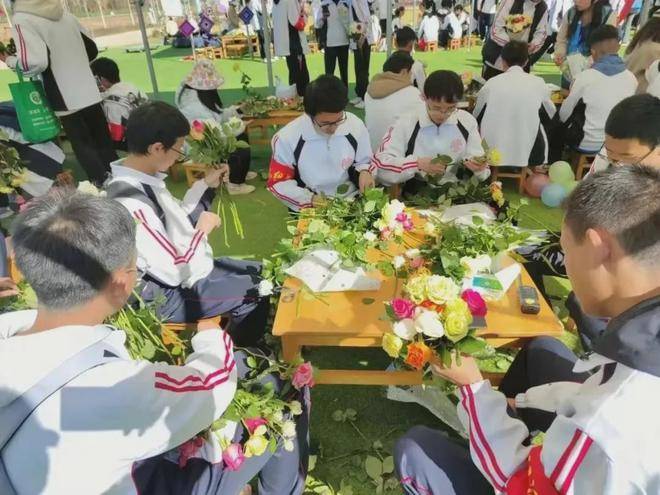 花椒直播：2823澳门新资料大全免费-1岁小孩飞机上哭闹，两陌生女子将其关厕所教育