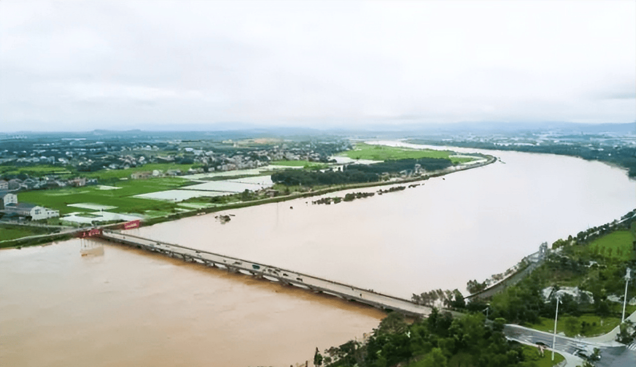 原创 湖南平江大暴雨,致使县城被淹,为何水排不出去?-湖南平江一人被害