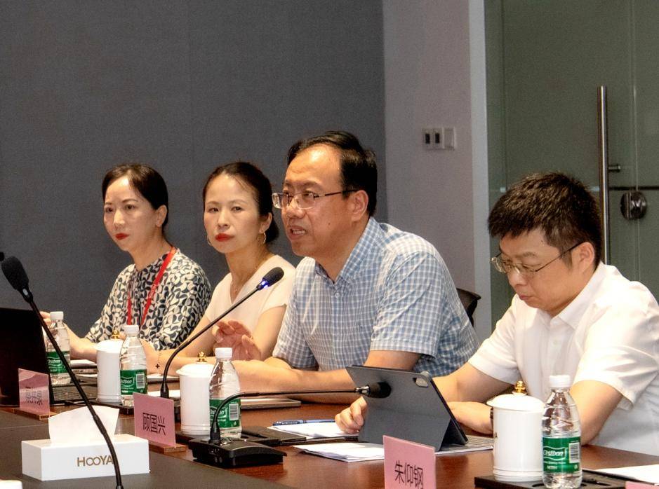 宁波经开区管委会主任叶苗一行莅临豪雅集团考察调研