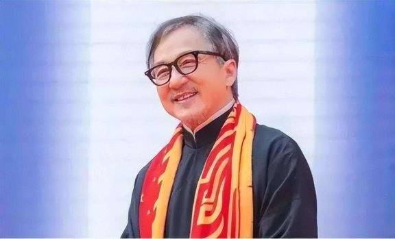 6岁入行，如今70岁身价上亿还坚持拍打戏，巨星成龙到底图什么？