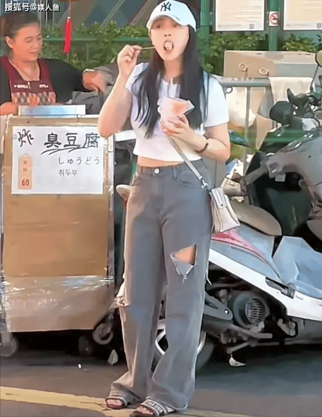56岁伊能静带女儿回娘家!母女逛街吃路边摊,背影如同姐妹-伊能静接女儿