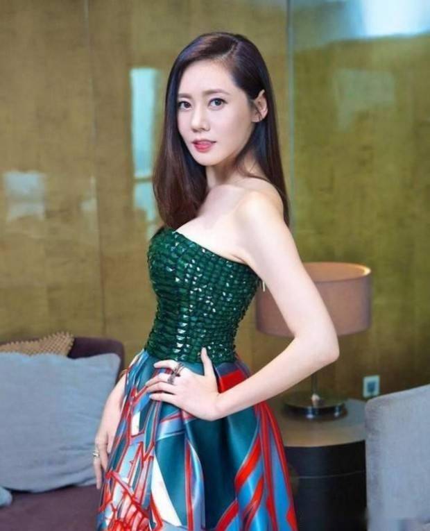 原创这谁顶得住!42岁秋瓷炫丰腴身材惊艳写真,女神范儿十足,美貌与智慧并存!
