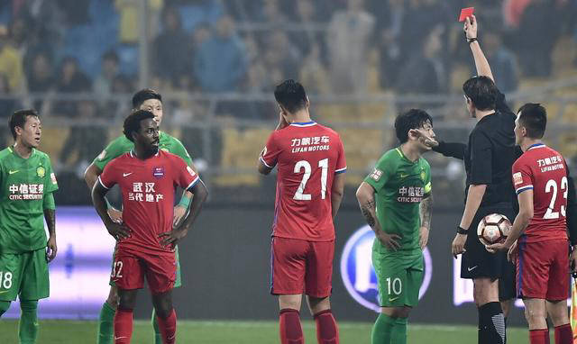 国内联赛暴力犯规引发广泛关注!球员撞击事件后的反应如何?-中国球迷暴力事件
