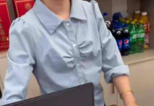 原创 男子在餐厅吃饭,结账时被收20元餐位费,店员:又不是我一家在收-去餐厅吃饭被收取餐位费违法吗