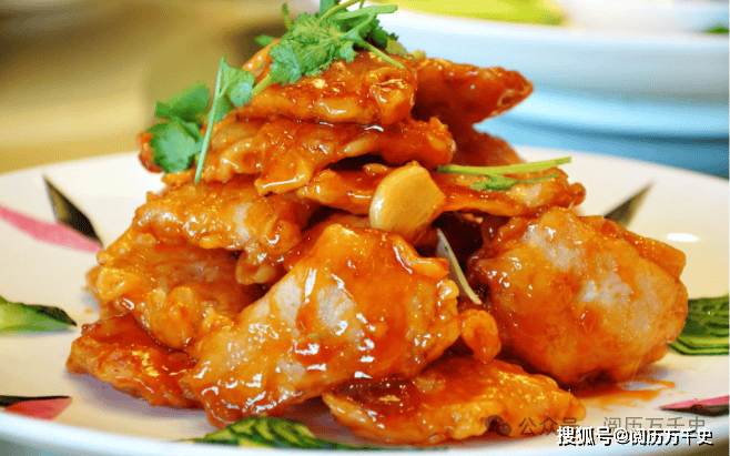 道经典的东北菜，其外皮酥脆，内里肉质鲜嫩，甜酸适口，深受人们喜爱。锅包肉，图源网络3.鸡西冷面：鸡西