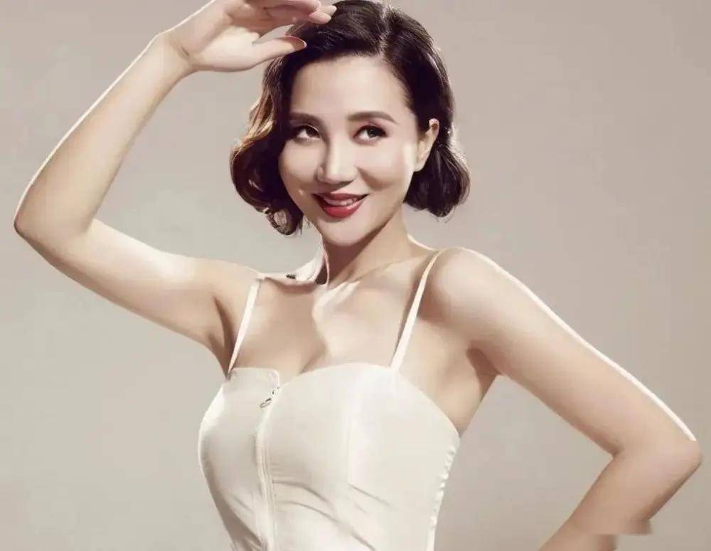 原创这谁顶得住!43岁阿朵写真曝光,成熟女人的性感与妩媚完美融合!